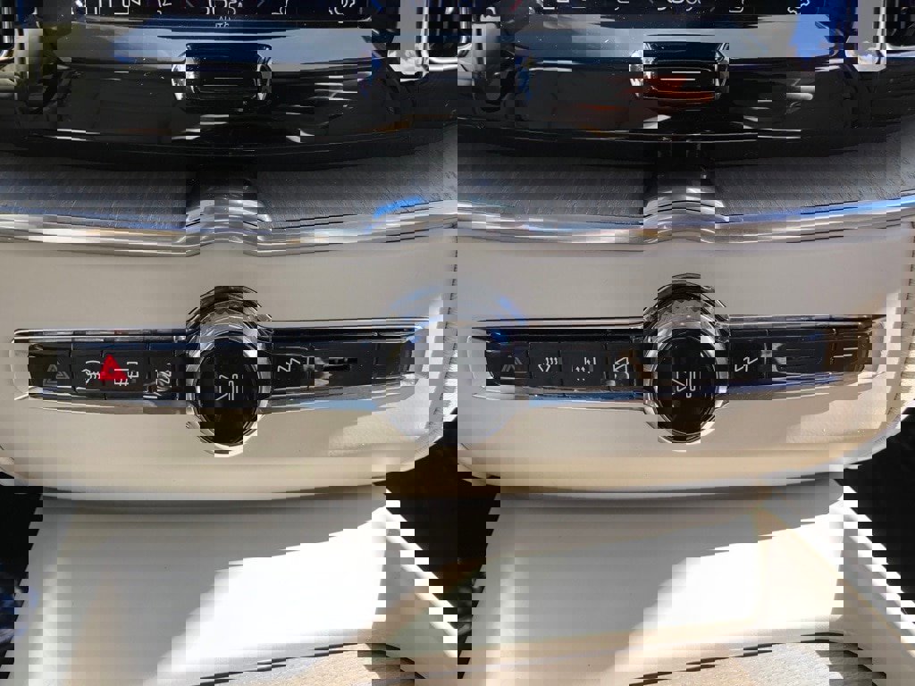 Used 2023 Volvo XC60 T8 Plus image 28