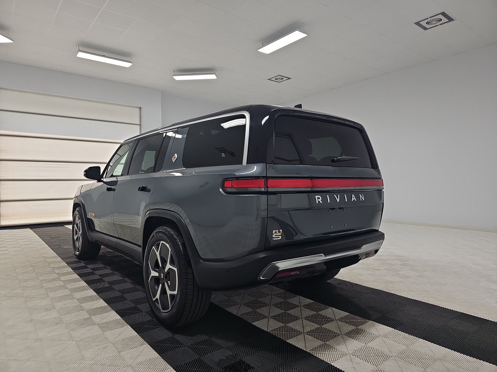 Used 2023 Rivian R1S Adventure AWD/4WD image 3