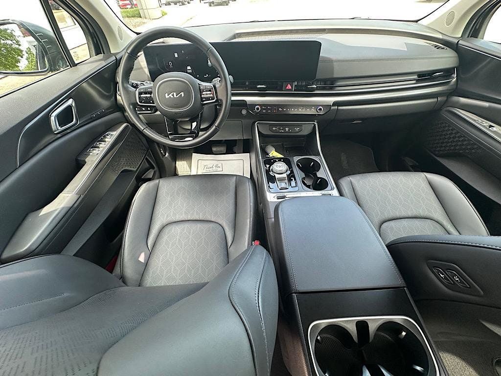 Used 2025 Kia Carnival SX w/ SX Dark Edition Package FWD image 19
