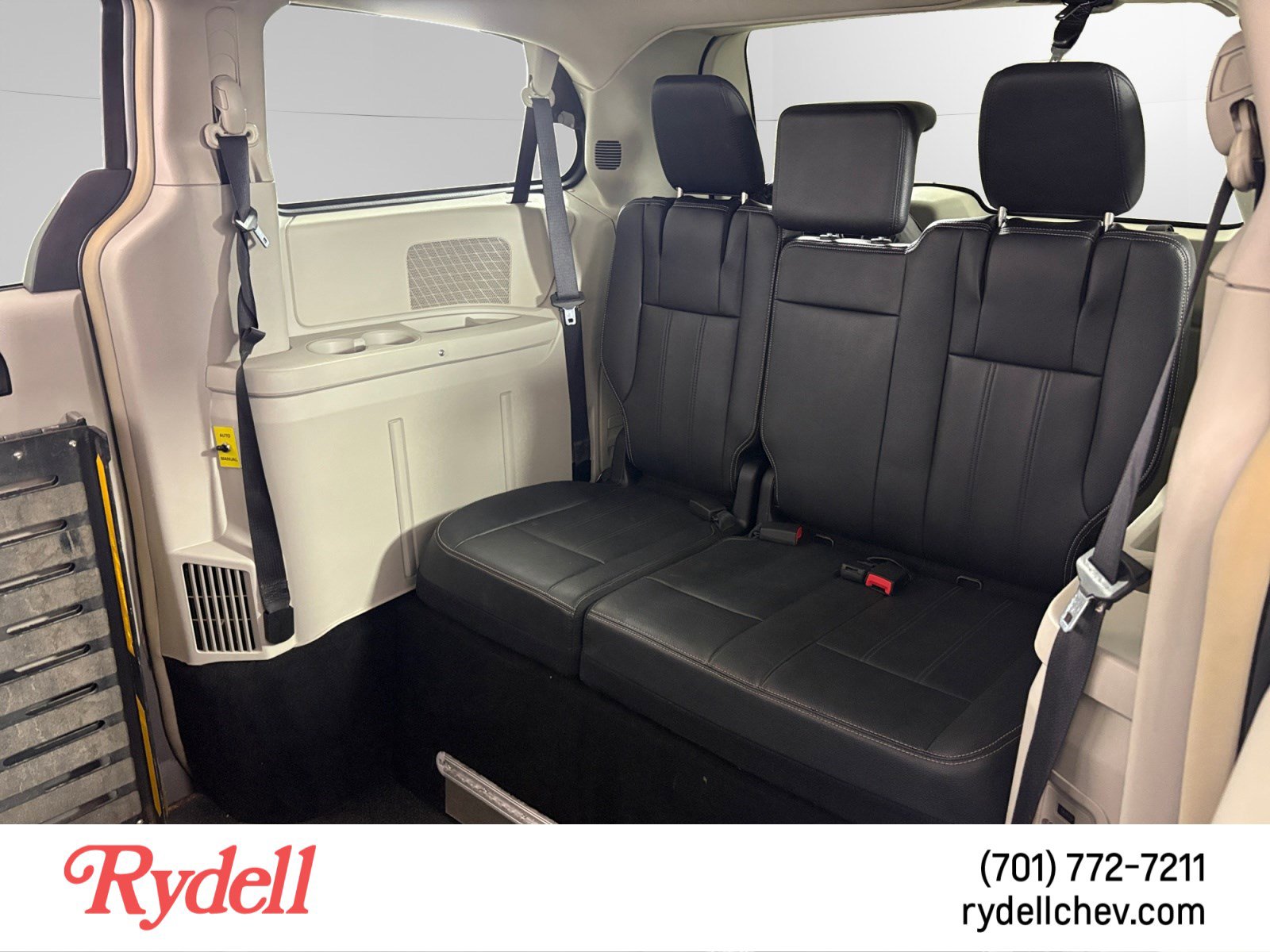 Used 2016 Chrysler Town & Country Touring image 16