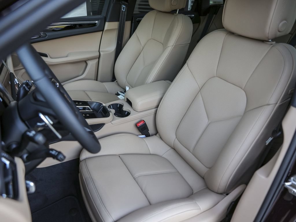 Certified 2026 Porsche Macan AWD/4WD image 5