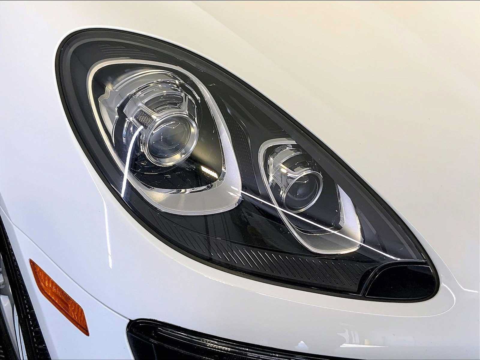 Certified 2018 Porsche Macan AWD/4WD image 12