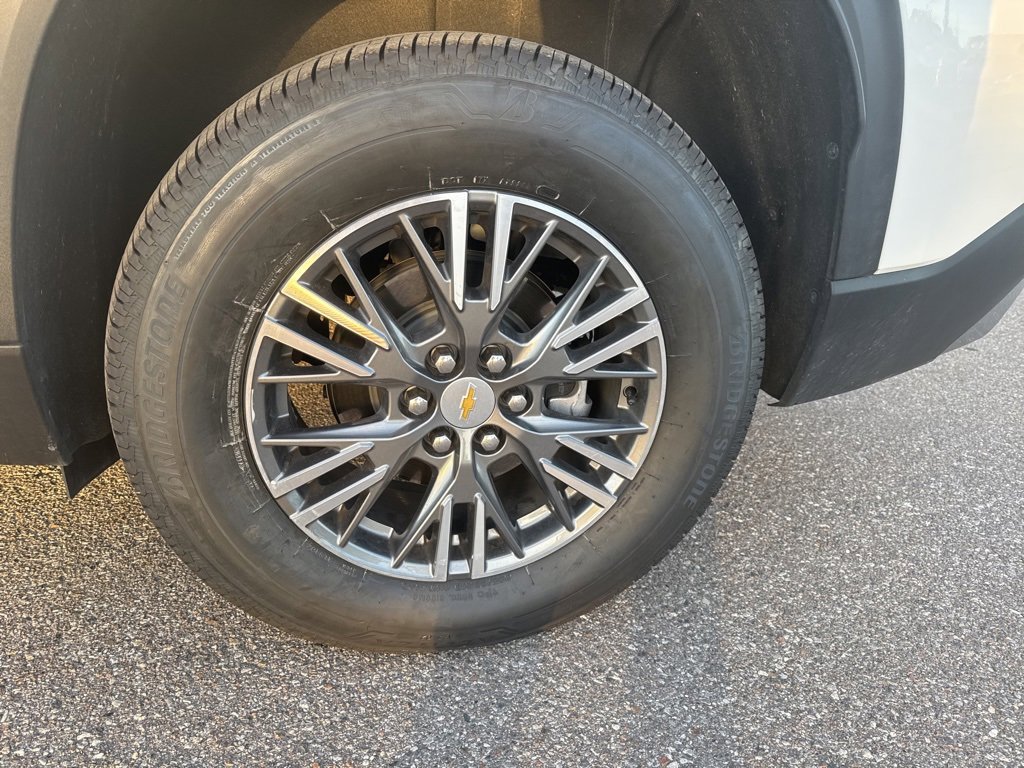 Used 2025 Chevrolet Traverse LT image 8