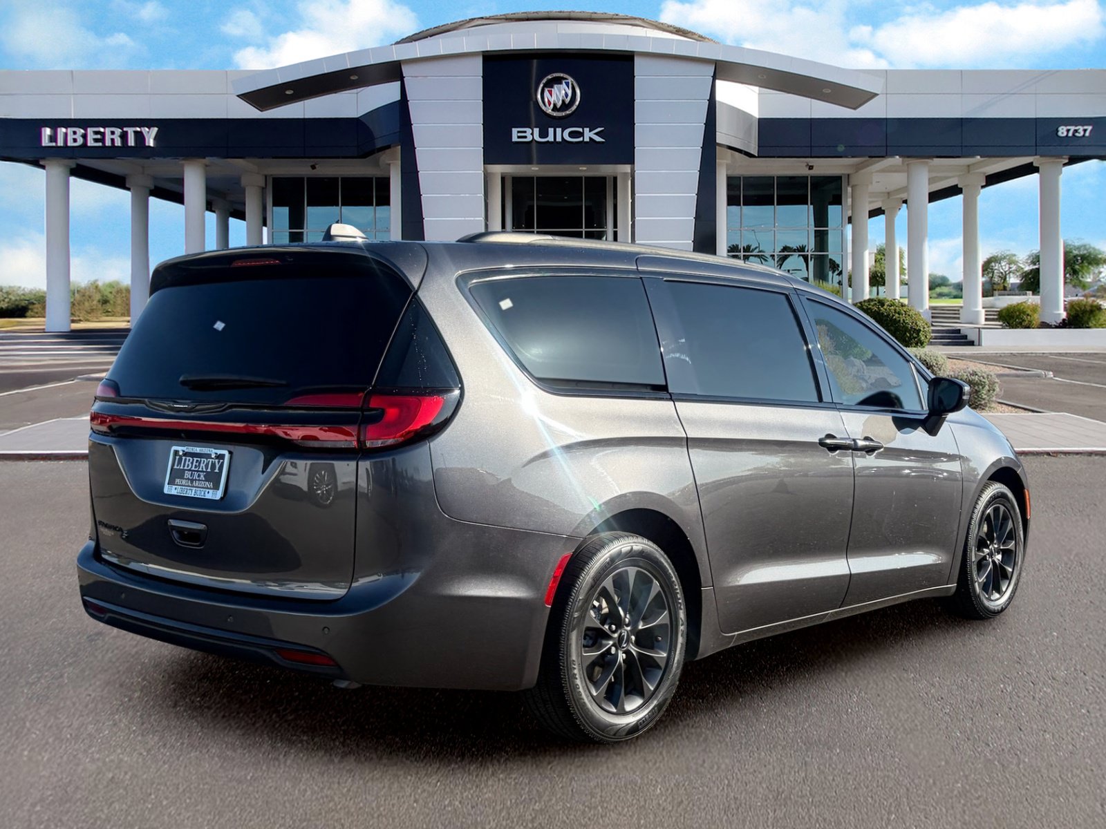 Used 2021 Chrysler Pacifica Touring w/ S Appearance Package FWD image 4