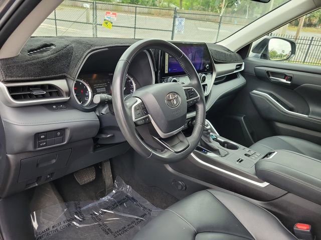 Used 2024 Toyota Highlander XLE FWD image 12