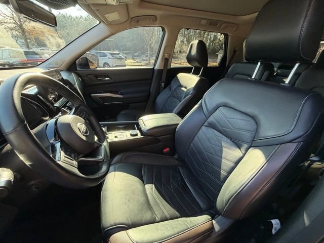 Used 2024 Nissan Pathfinder Platinum image 14