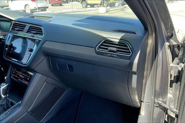 Used 2022 Volkswagen Tiguan SE R-Line image 16