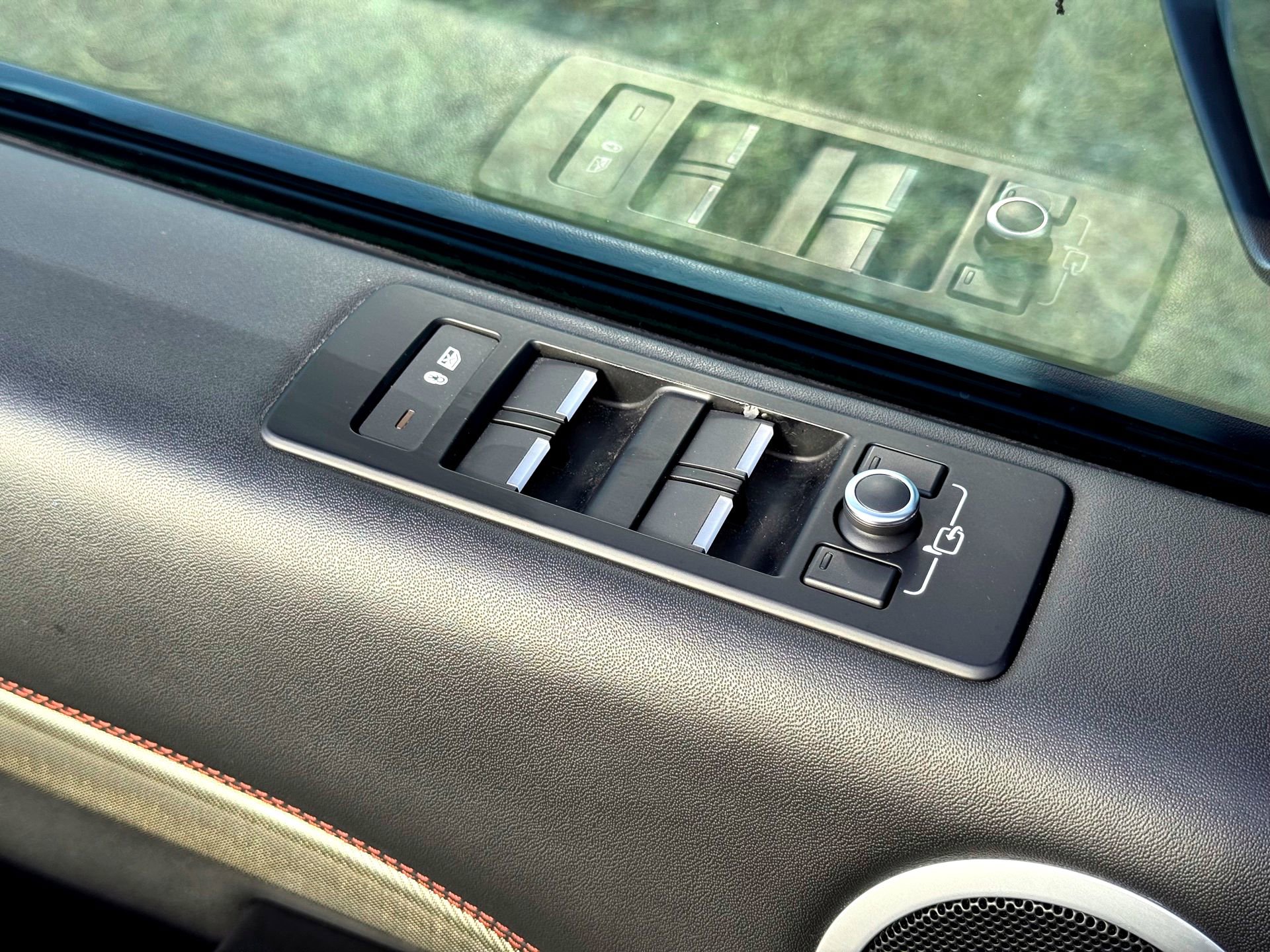 Used 2018 Land Rover Discovery HSE image 19