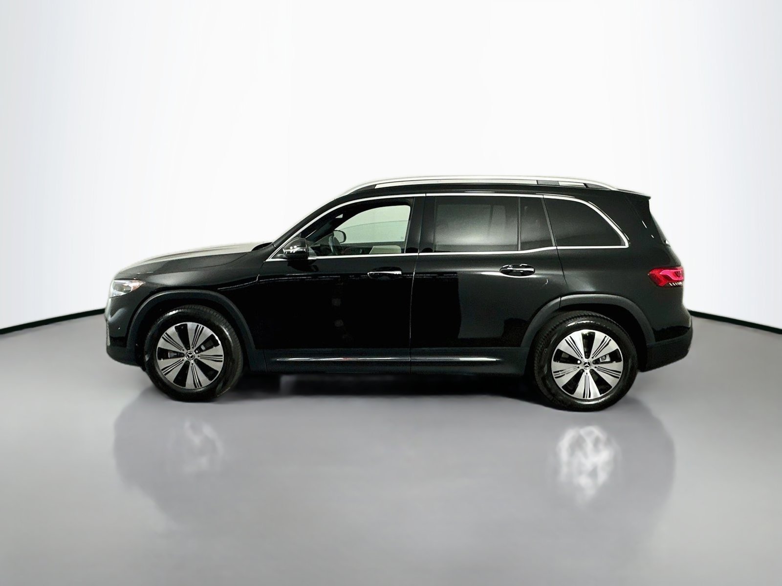 Used 2023 Mercedes-Benz EQB 300 4MATIC w/ Exclusive Package image 4