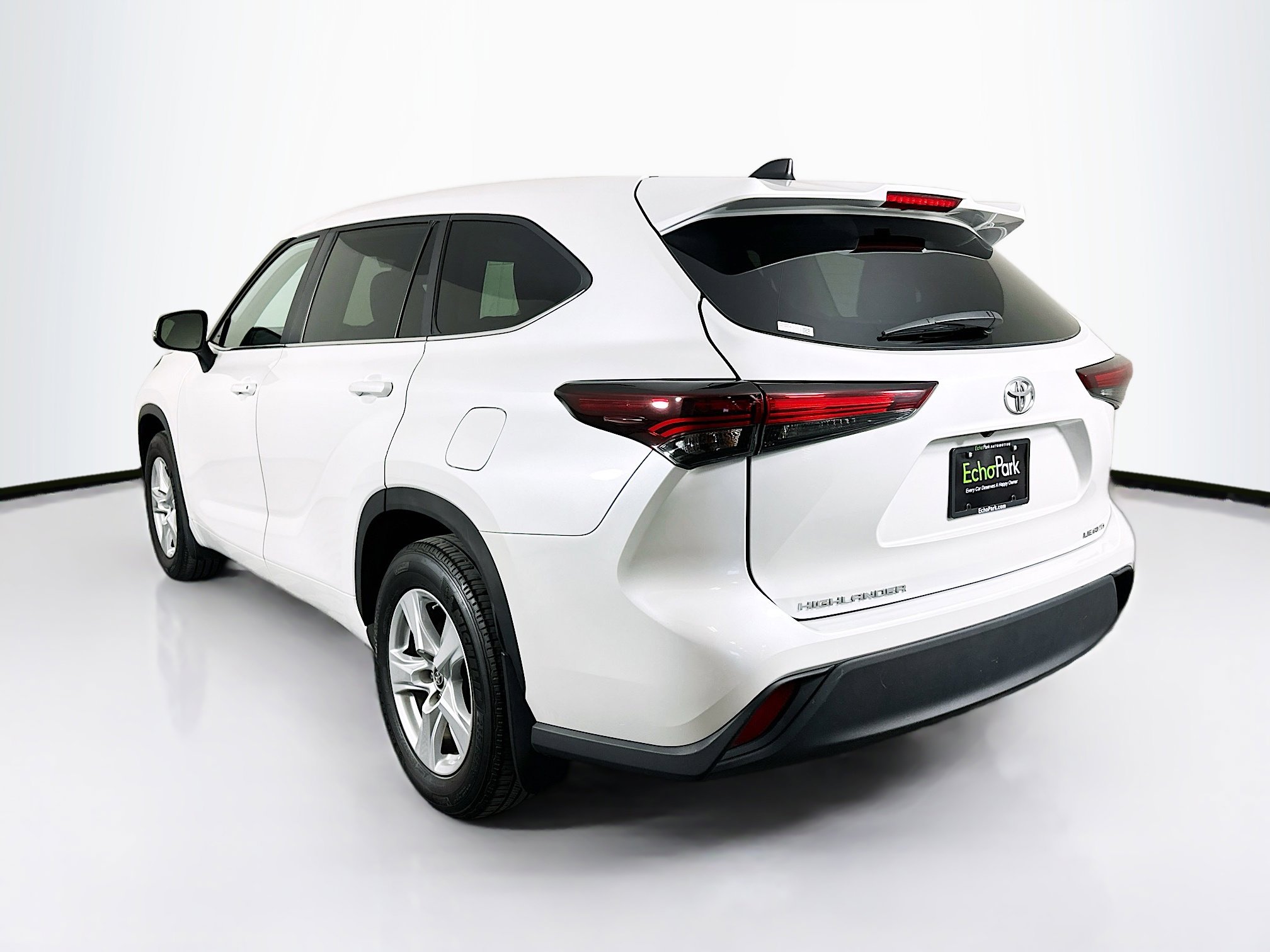 Used 2024 Toyota Highlander LE image 5