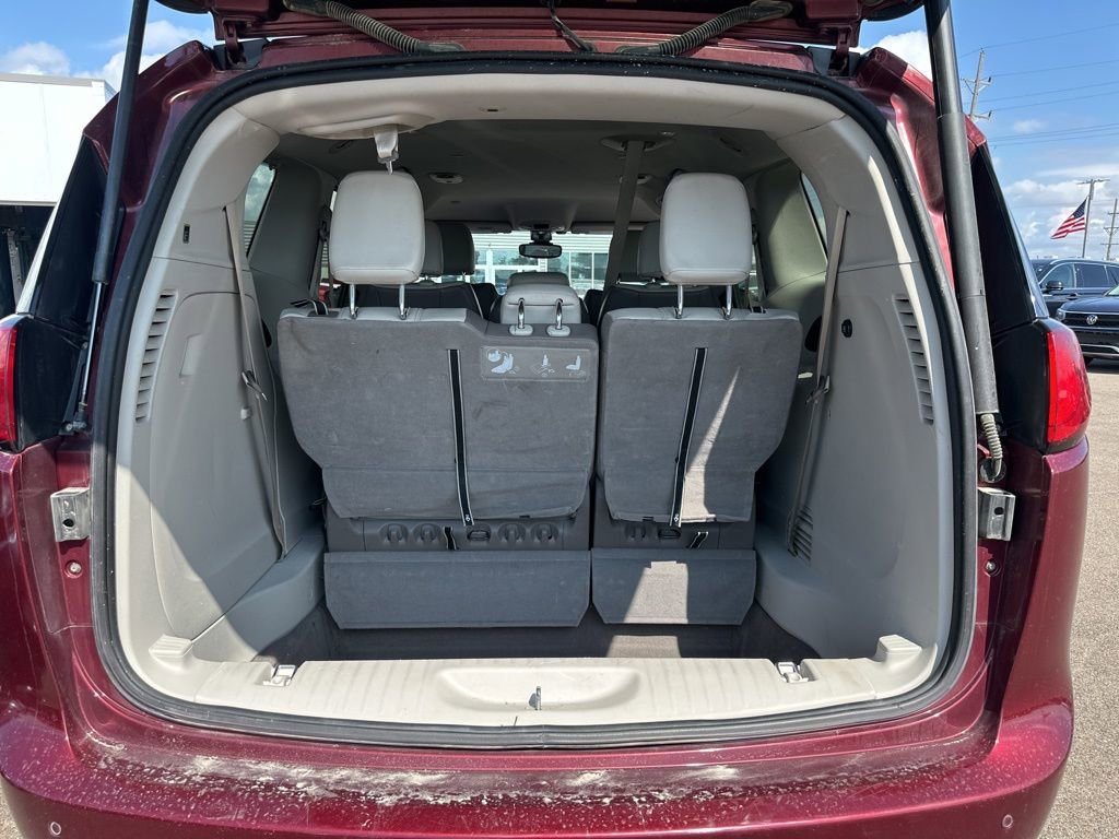 Used 2017 Chrysler Pacifica Touring-L image 10