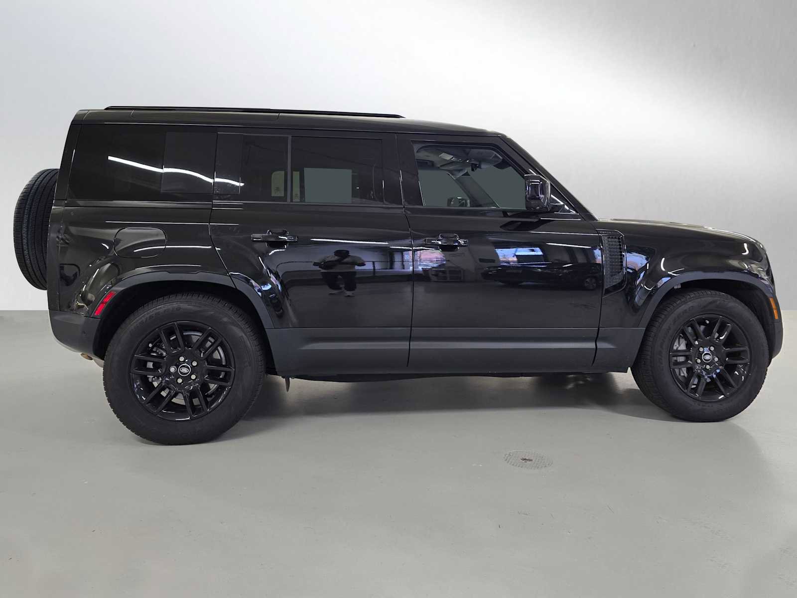 Used 2025 Land Rover Defender 110 S AWD/4WD image 5