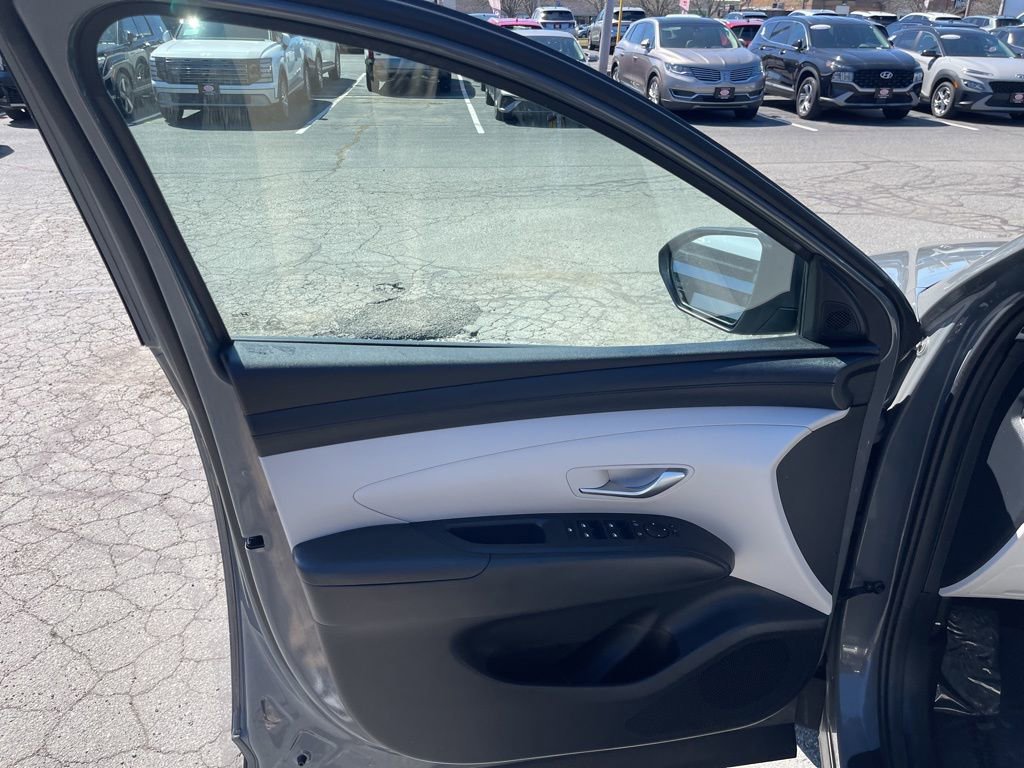 Certified 2025 Hyundai Tucson SE AWD/4WD image 12