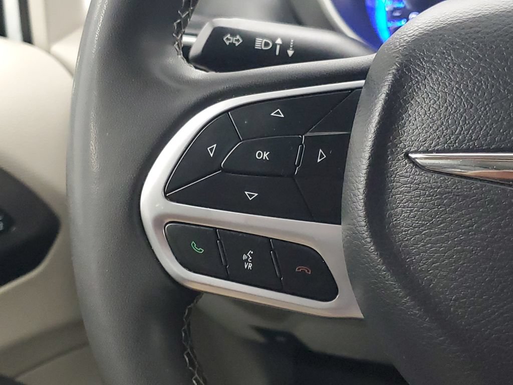 Used 2023 Chrysler Pacifica Touring-L FWD image 11