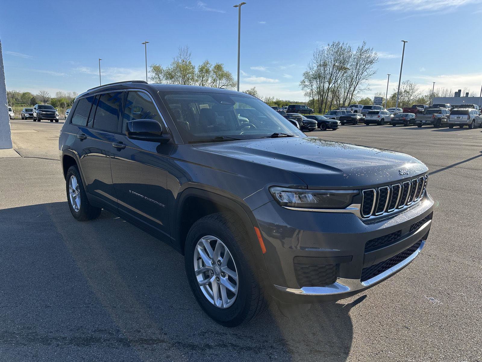 Used 2022 Jeep Grand Cherokee L Laredo w/ Luxury Tech Group I AWD/4WD image 11