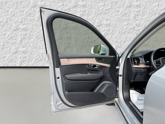Used 2025 Volvo XC90 B5 Plus image 23