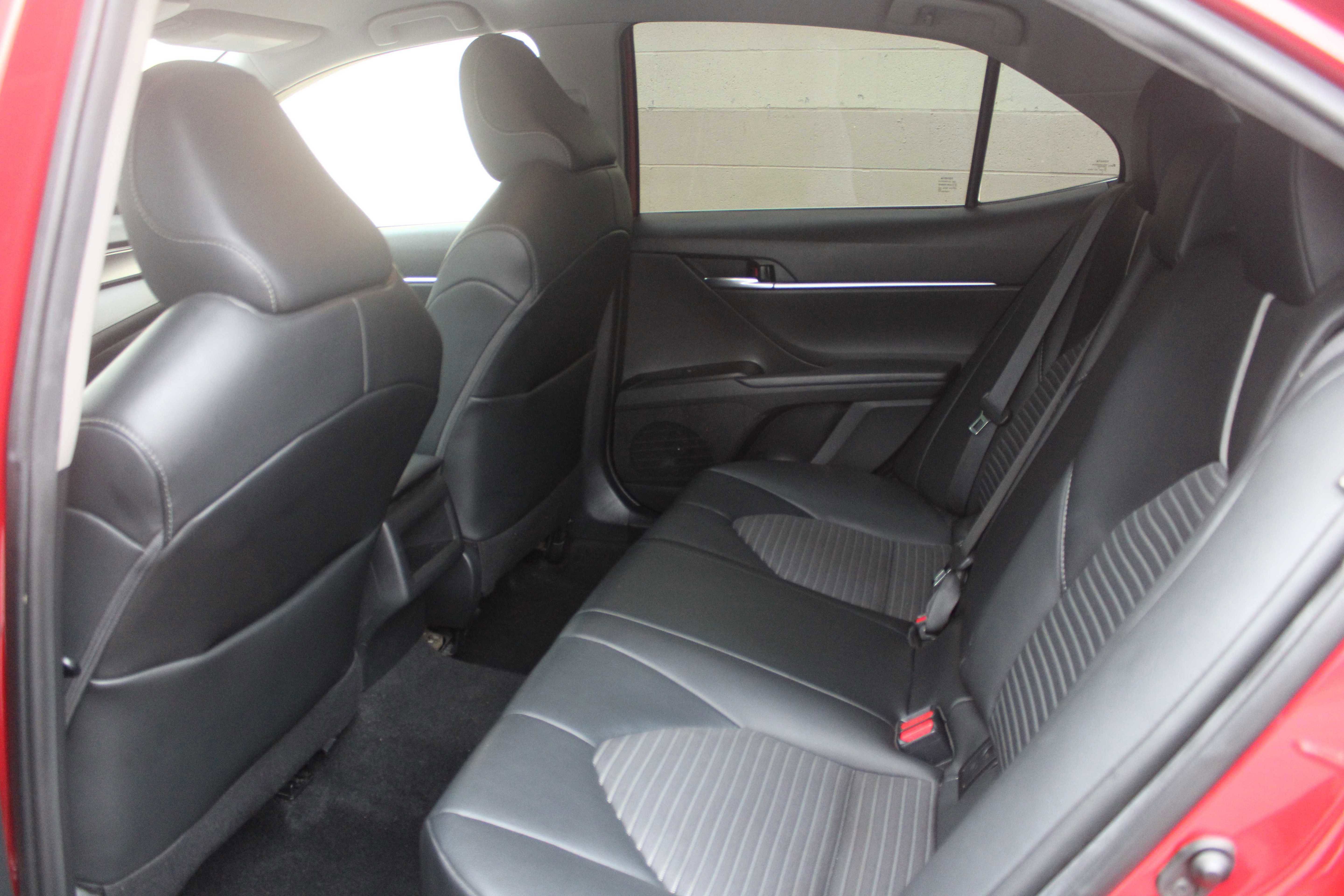 Used 2020 Toyota Camry SE image 11