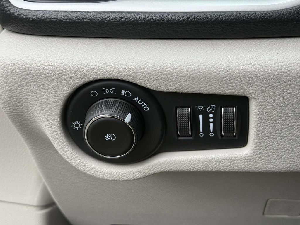 Used 2024 Chrysler Pacifica Select FWD image 26