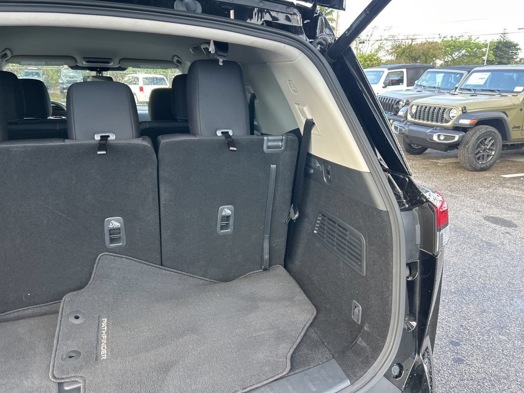Used 2025 Nissan Pathfinder SV FWD image 32