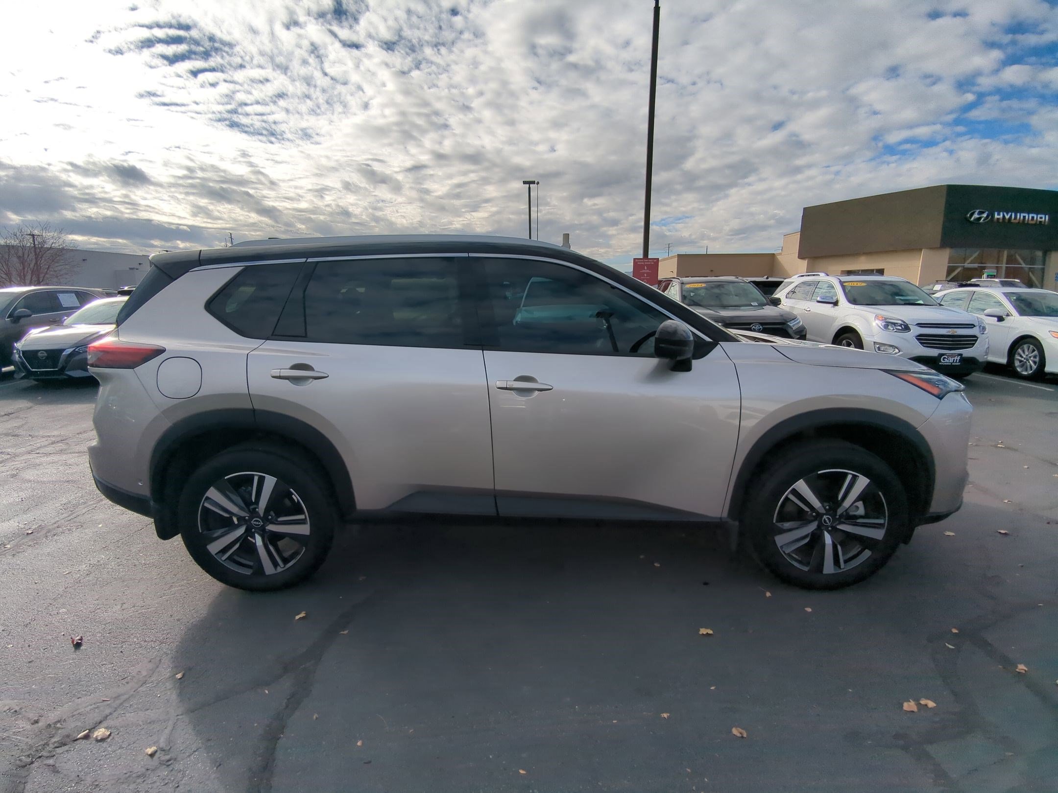 Used 2025 Nissan Rogue SL w/ Tech Package image 2