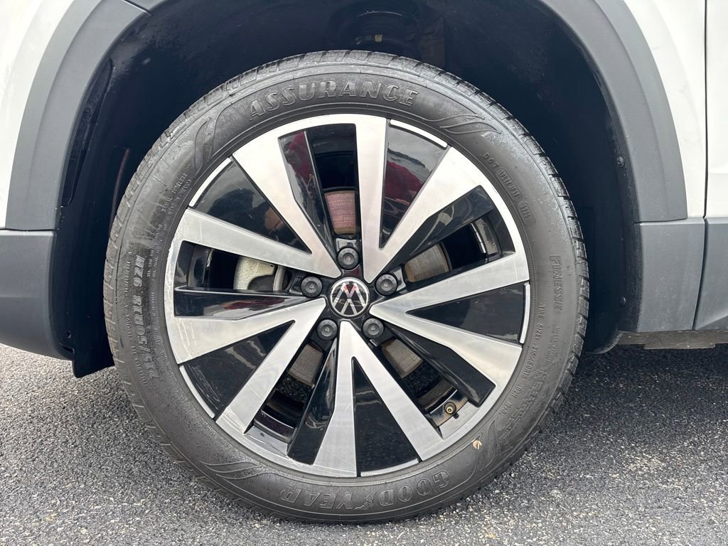 Used 2024 Volkswagen Taos SE image 30