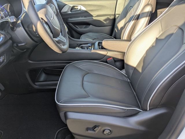 New 2026 Chrysler Pacifica Limited image 12