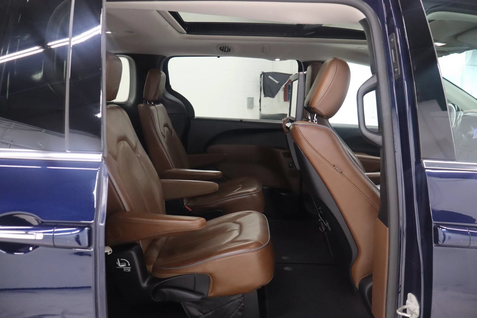 Used 2019 Chrysler Pacifica Limited w/ Tire & Wheel Group FWD image 22
