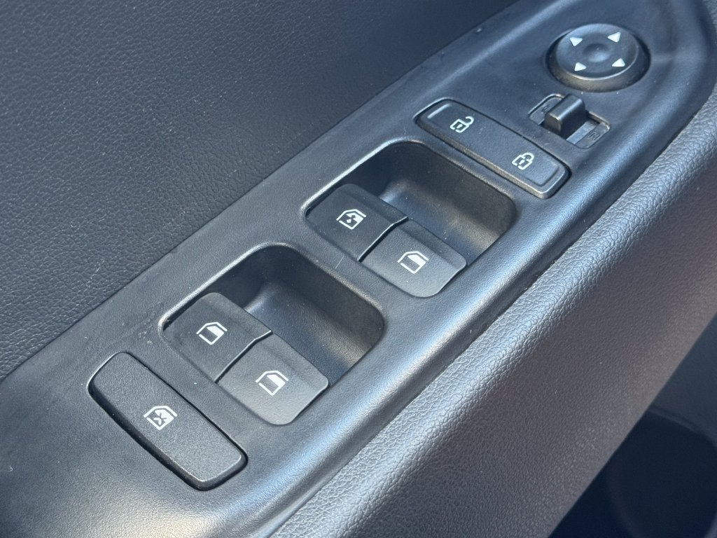 Used 2025 Hyundai Venue SEL FWD image 28