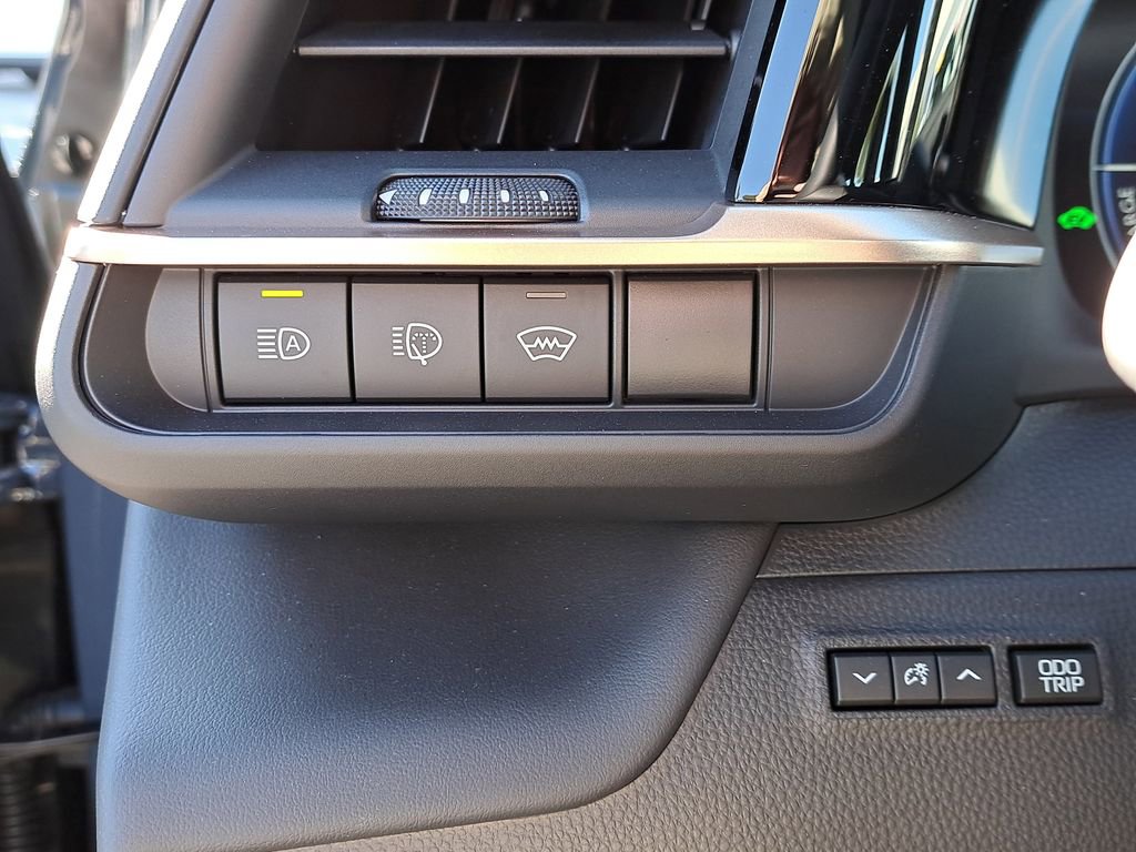 Certified 2025 Toyota Crown Signia image 31