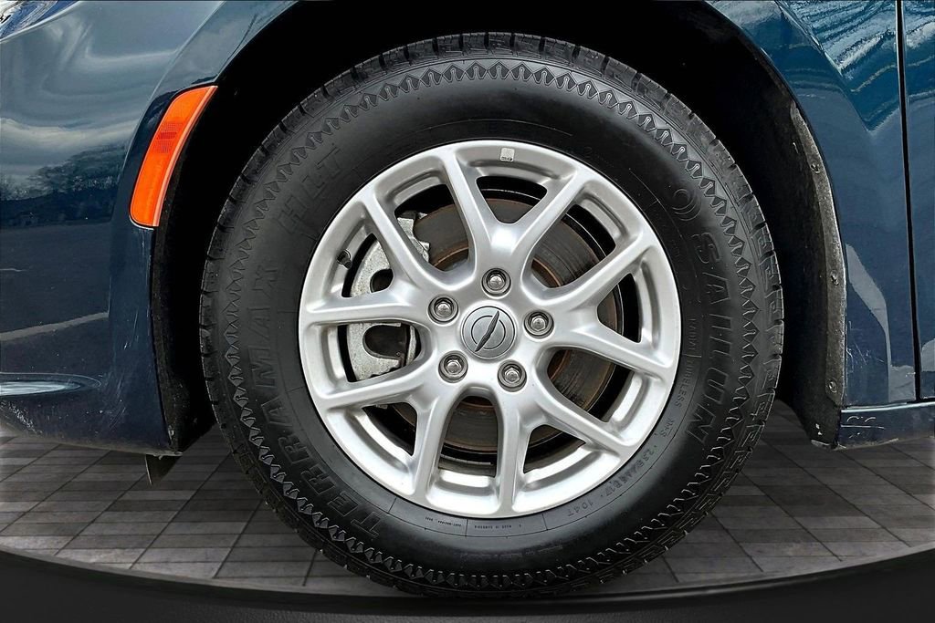 Used 2023 Chrysler Pacifica Touring-L FWD image 33