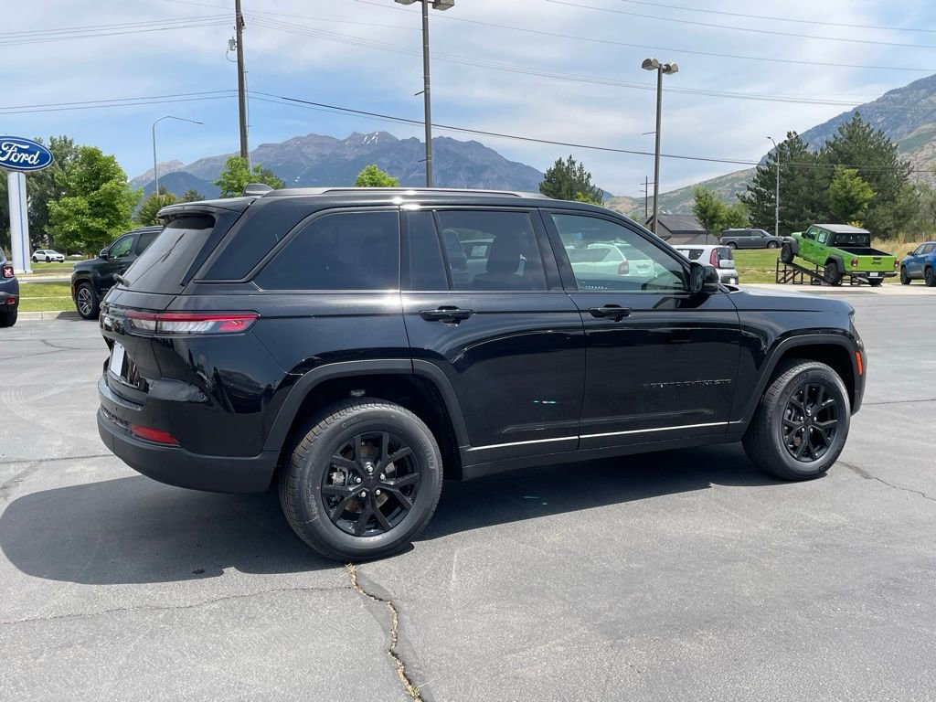 New 2025 Jeep Grand Cherokee Altitude image 9