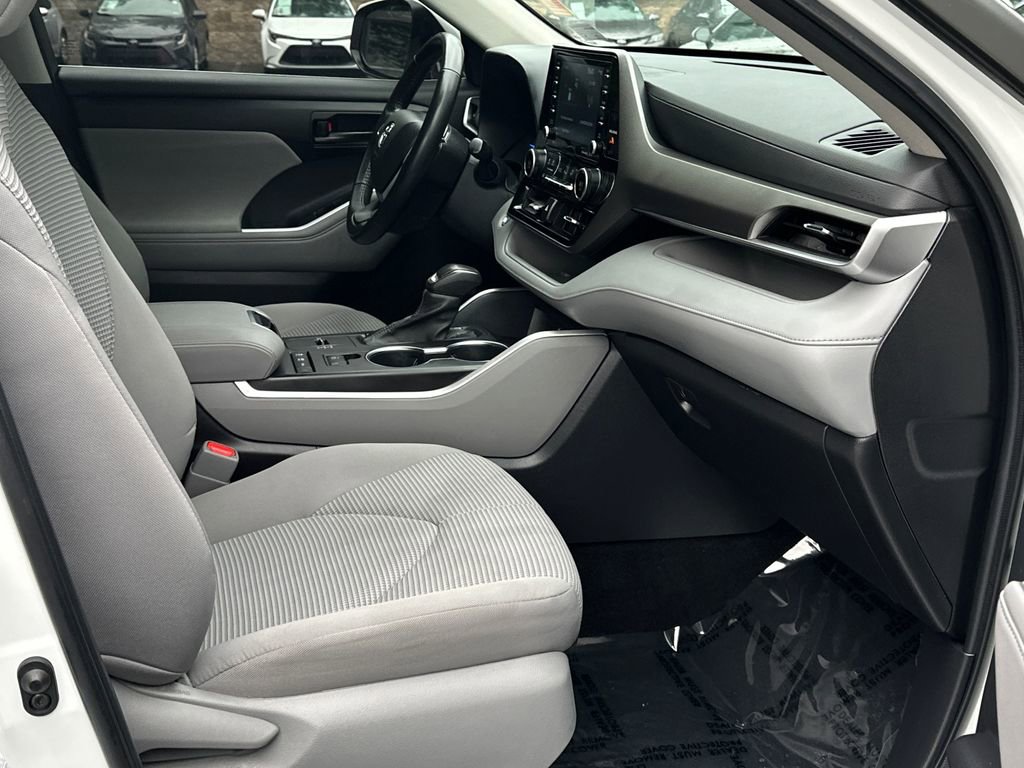 Used 2022 Toyota Highlander LE AWD/4WD image 11