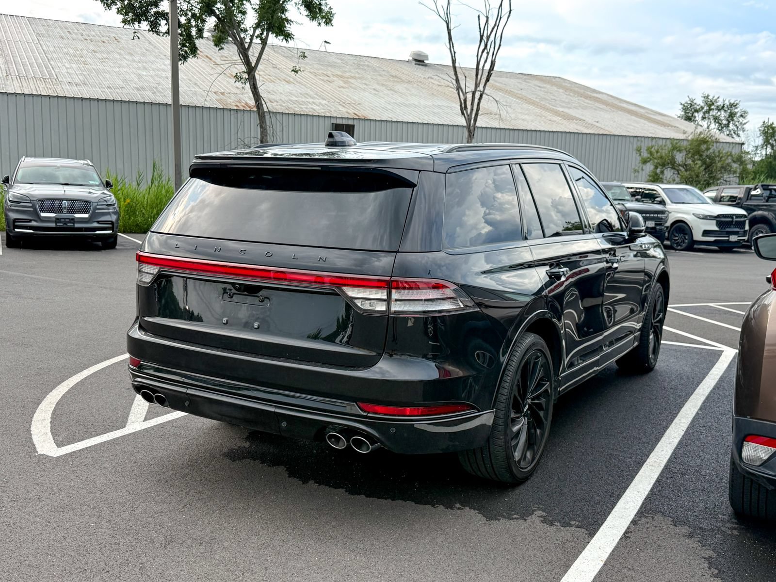 Certified 2025 Lincoln Aviator Reserve w/ Jet Appearance Package AWD/4WD image 6