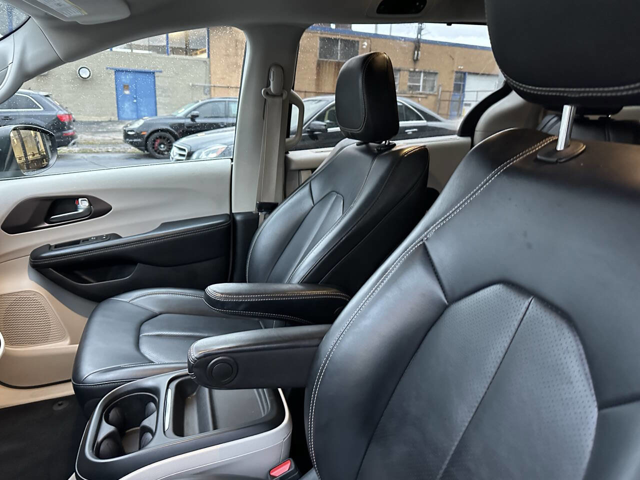 Used 2020 Chrysler Voyager Lxi FWD image 28