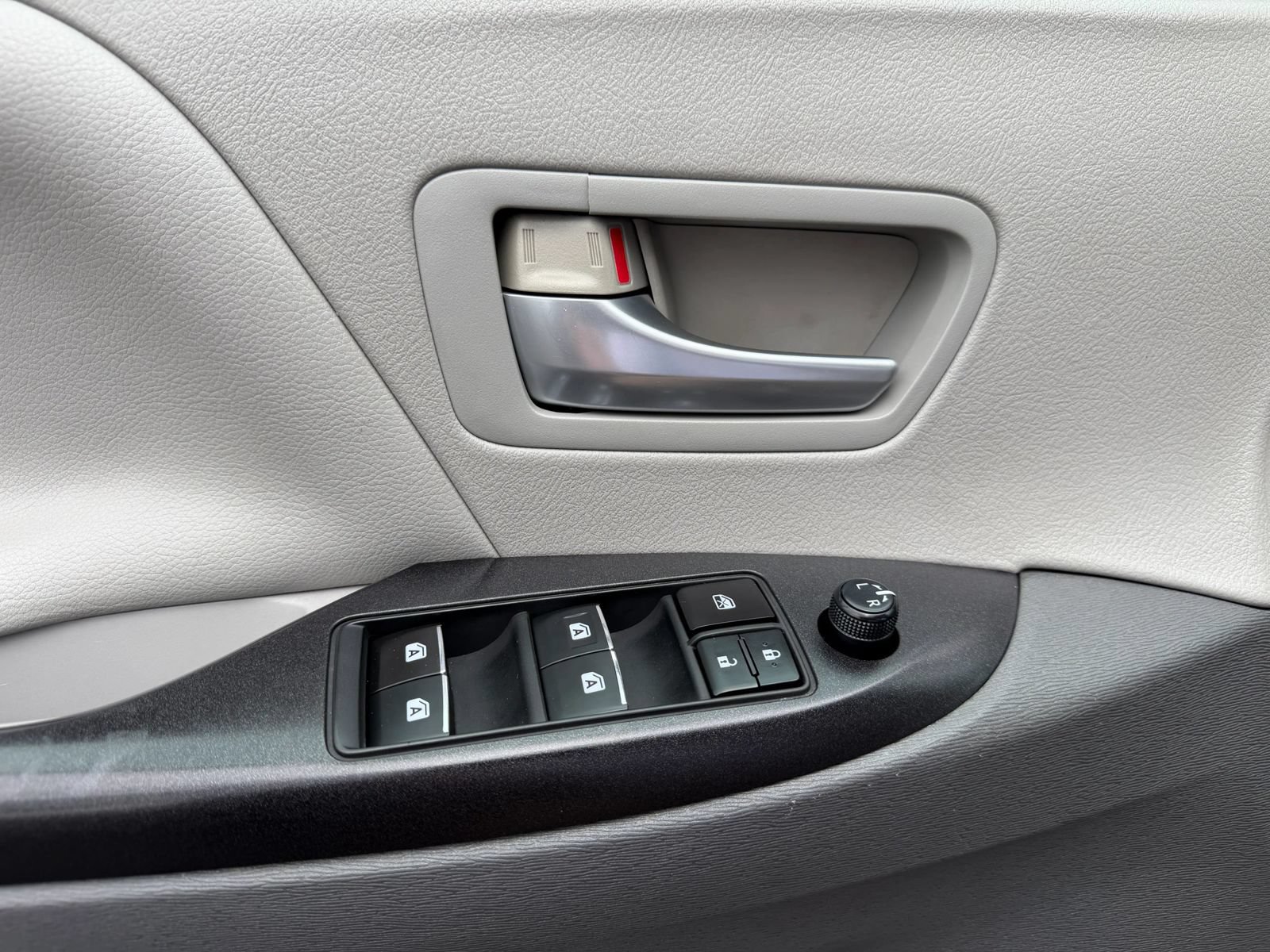 Used 2015 Toyota Sienna LE FWD image 17