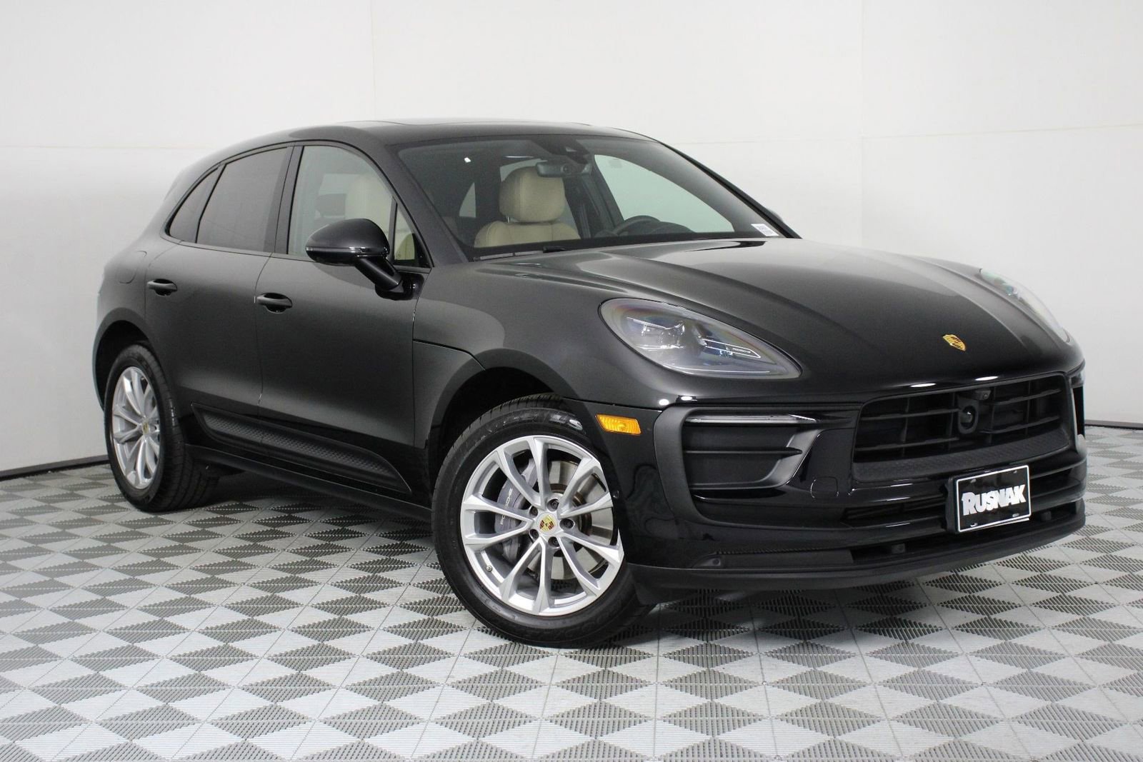 Certified 2025 Porsche Macan image 9