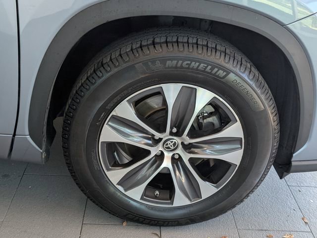 Used 2022 Toyota Highlander XLE FWD image 16