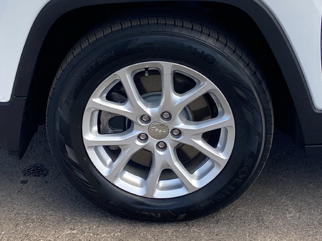Used 2018 Jeep Cherokee Latitude w/ Safety Group FWD image 28