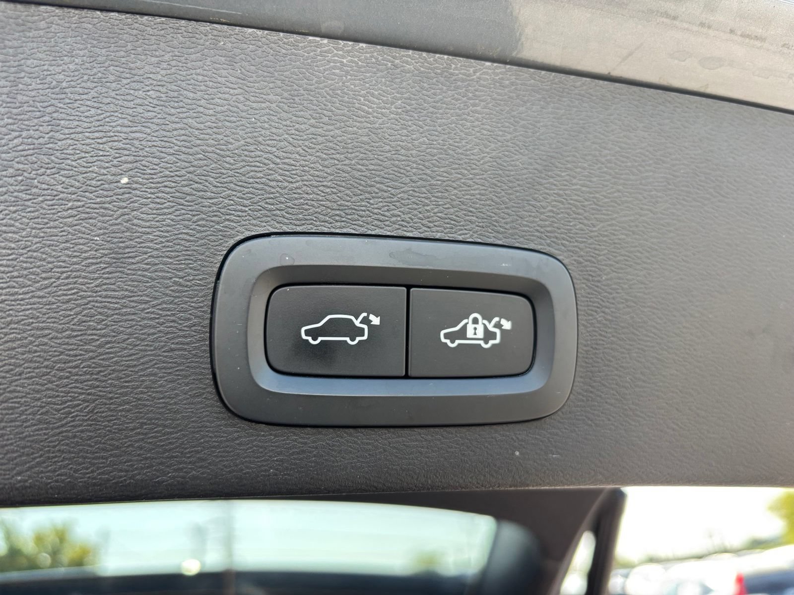 Used 2023 Volvo XC40 B4 Ultimate FWD image 16