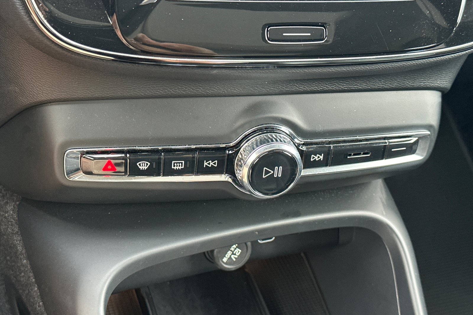 Certified 2025 Volvo XC40 B5 Plus image 25