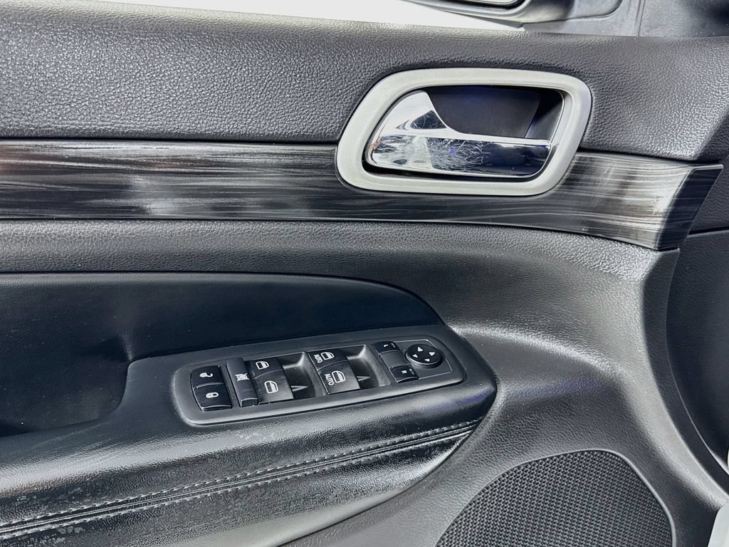 Used 2020 Jeep Grand Cherokee Laredo AWD/4WD image 13