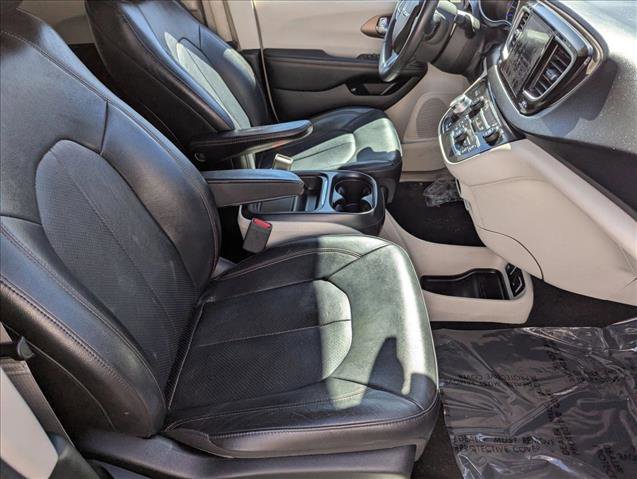 Used 2018 Chrysler Pacifica Touring-L image 21