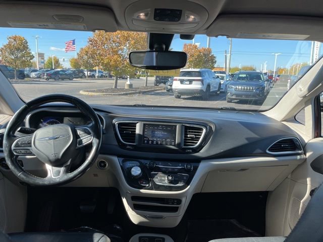 Used 2020 Chrysler Pacifica Touring-L image 18