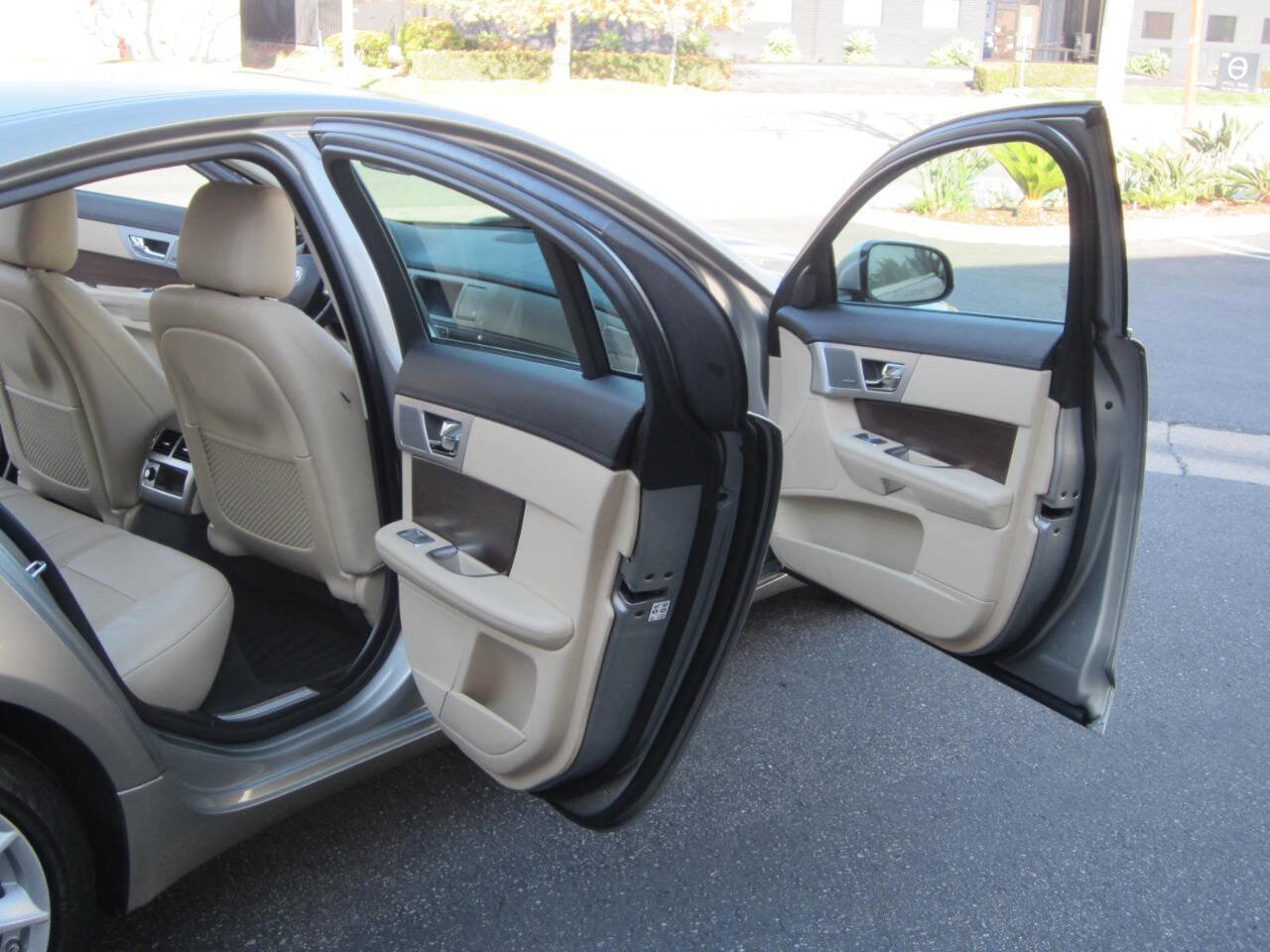 Used 2013 Jaguar XF image 15