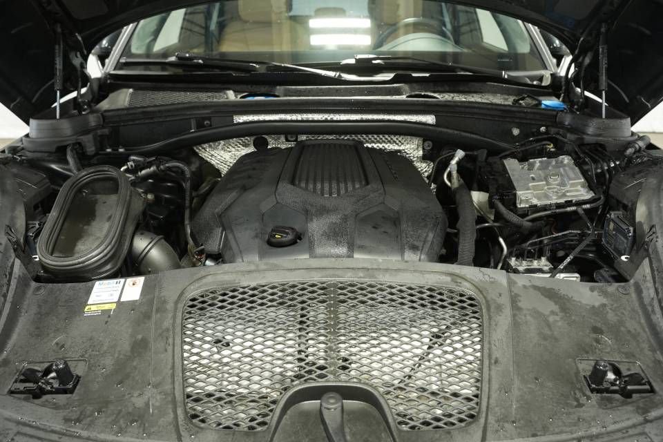 Certified 2022 Porsche Macan image 30