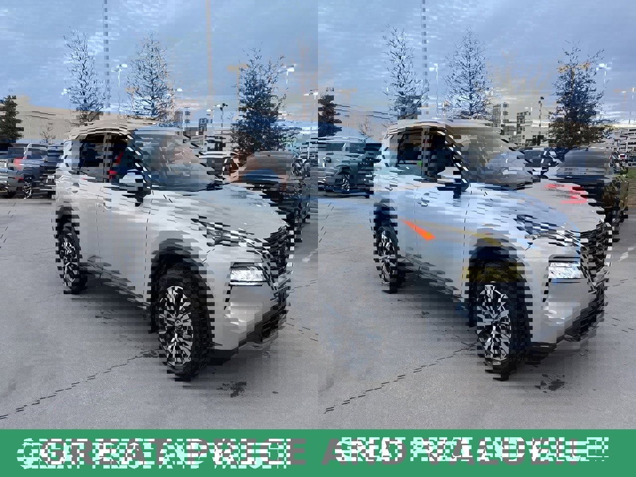 Used 2022 Nissan Rogue SV image 3