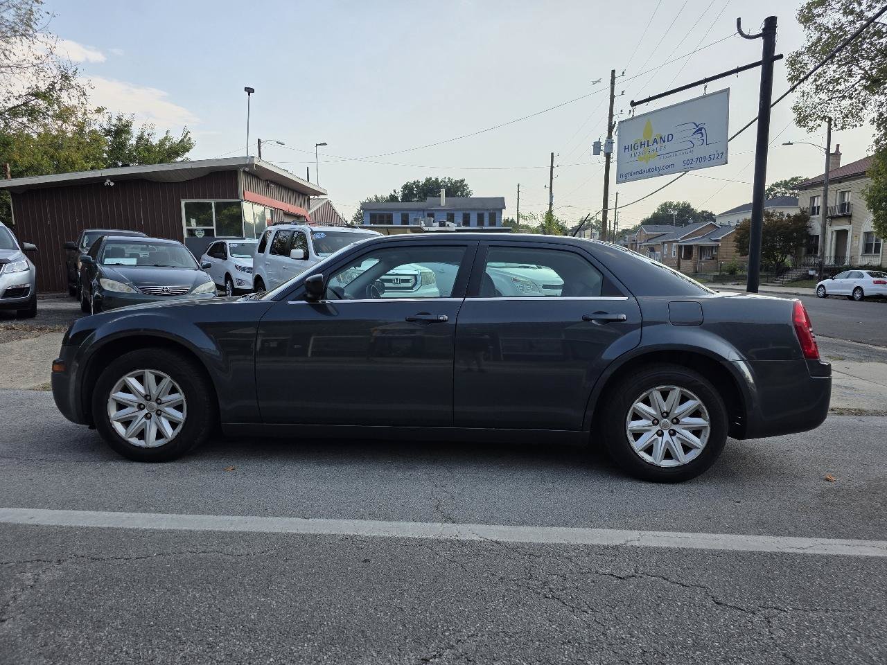 Used 2008 Chrysler 300 LX RWD image 2