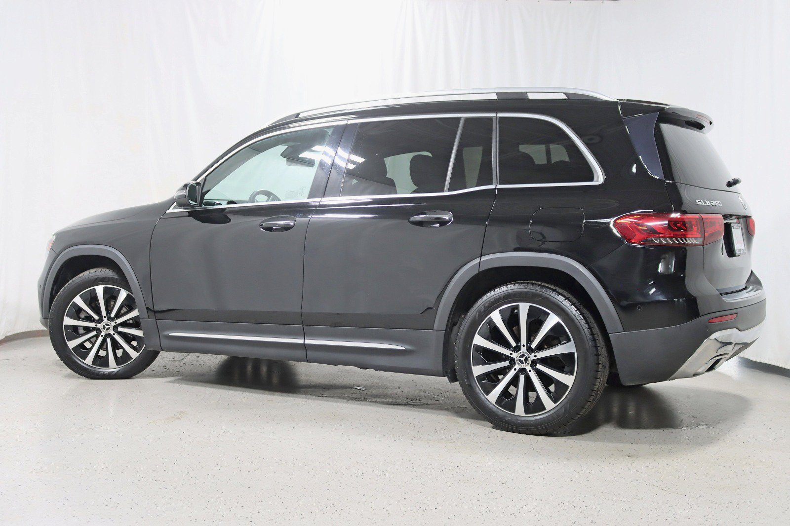 Used 2021 Mercedes-Benz GLB 250 4MATIC w/ Premium Package image 9