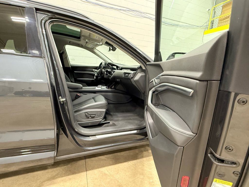 Used 2021 Audi e-tron Premium w/ Convenience Plus Package image 41