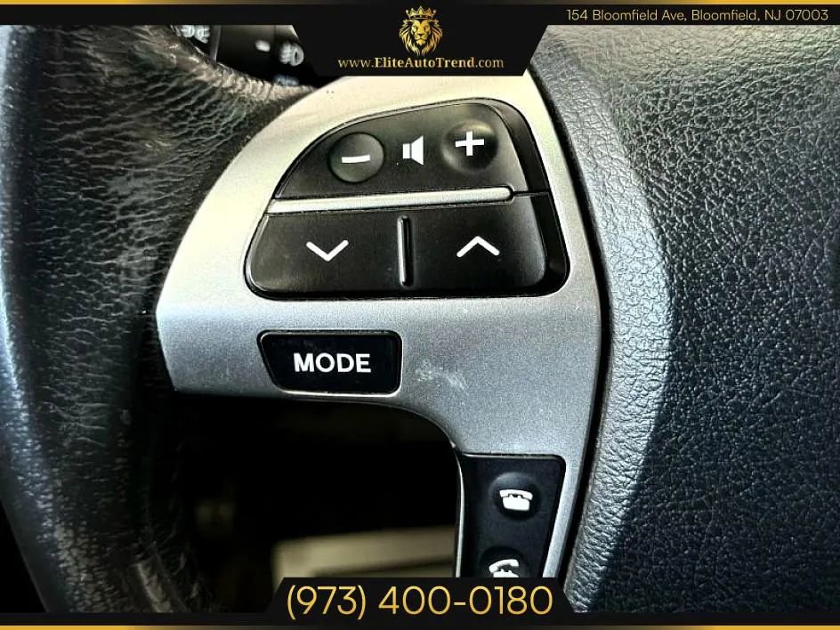 Used 2012 Toyota Highlander Limited w/ Tow Pkg image 12